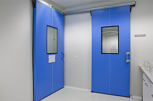 Como você controla a velocidade de abertura e fechamento de uma porta deslizante automática hermética?